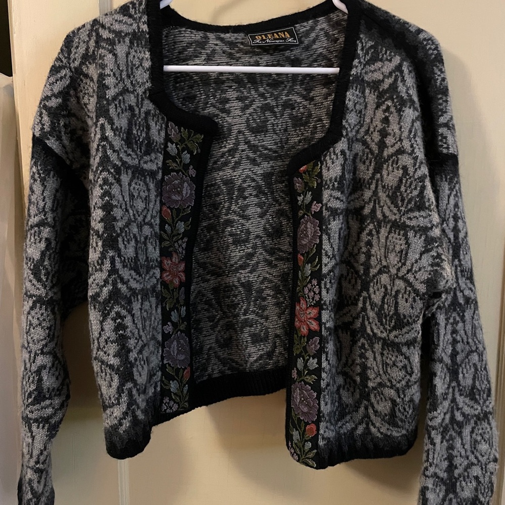 Oleana Norwegian Black and Gray Cropped Cardigan with Floral Pattern
